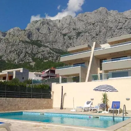 Inviting In With Shared Pool Apartment Makarska