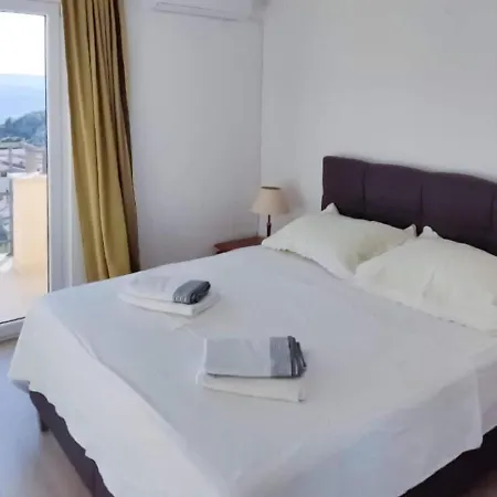 Apartment Inviting In With Shared Pool *