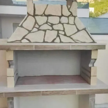 Apartment Inviting In With Shared Pool Makarska