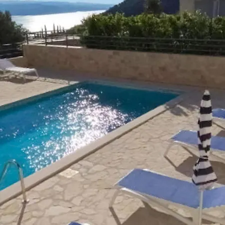 Inviting In With Shared Pool Makarska