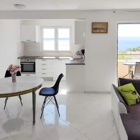 Inviting In With Shared Pool Apartment Makarska