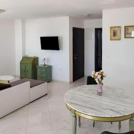 Apartment Inviting In With Shared Pool Makarska