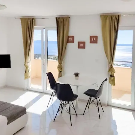 Inviting In With Shared Pool Apartment Makarska