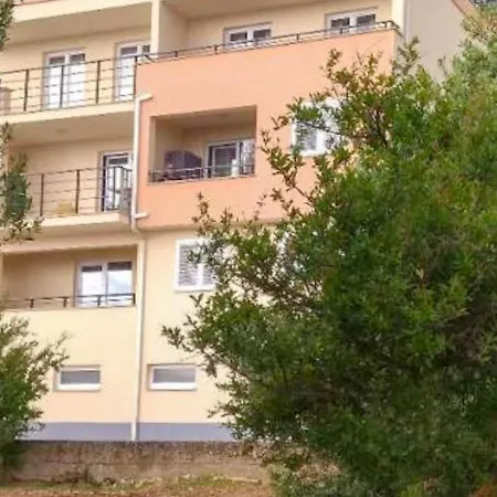 Apartment Inviting In With Shared Pool Makarska