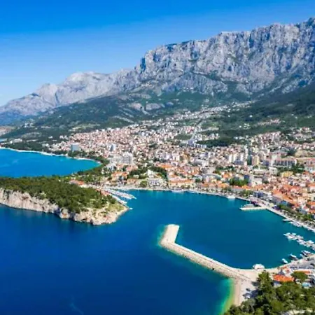 Inviting In With Shared Pool Apartment Makarska