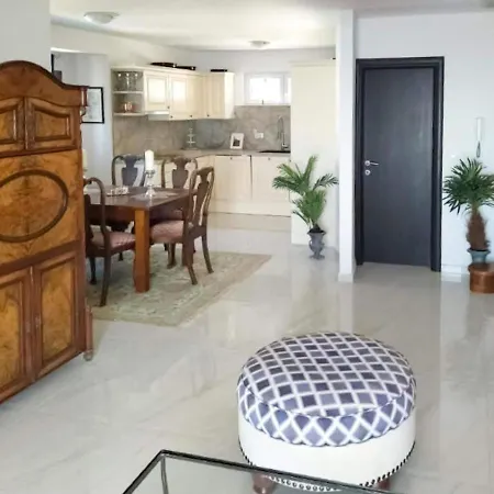 In Near Beaches Apartment